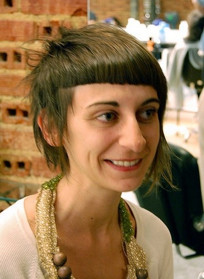 fryzury krótkie asymetryczne, uczesanie damskie zdjęcie numer 124